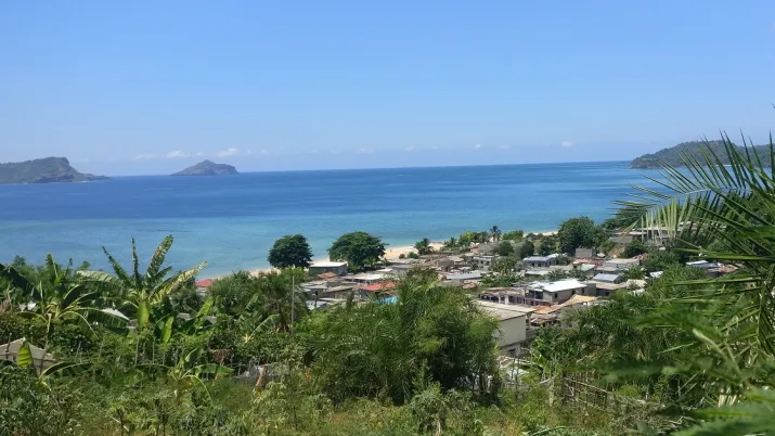vue de la ville de Nioumachoi et des îlots