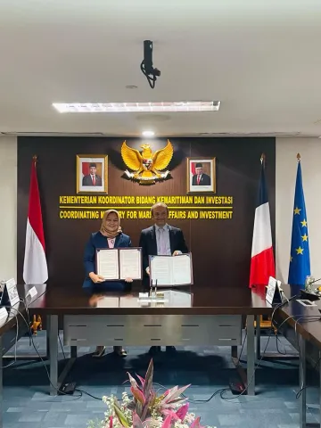 Signature of the MOU by Mr.Jean-Pierre Marcelli and Ms.Nani Hendiarti 