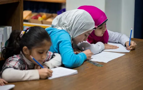 AFD Jeunes réfugiés syriens et libanais dans une des écoles gérées par les ONG ASMAE et Alpha 